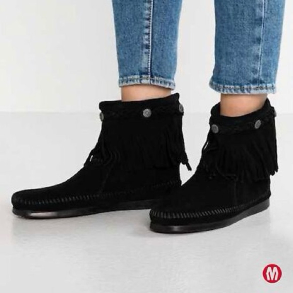 Minnetonka Sz 6.5 Black Fringe Ankle Boots Moccasin Leather Hippie Boho FESTIVAL